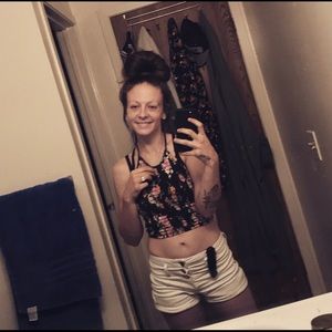 White shorts with black matching crop top 🖤